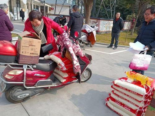 我给村里发年货后，我错了,反思与成长之旅